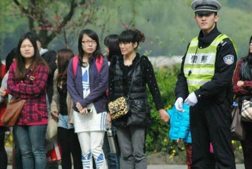 快递吴彦祖之后又出现医生杨洋！扒一扒这些散落民间的明星脸