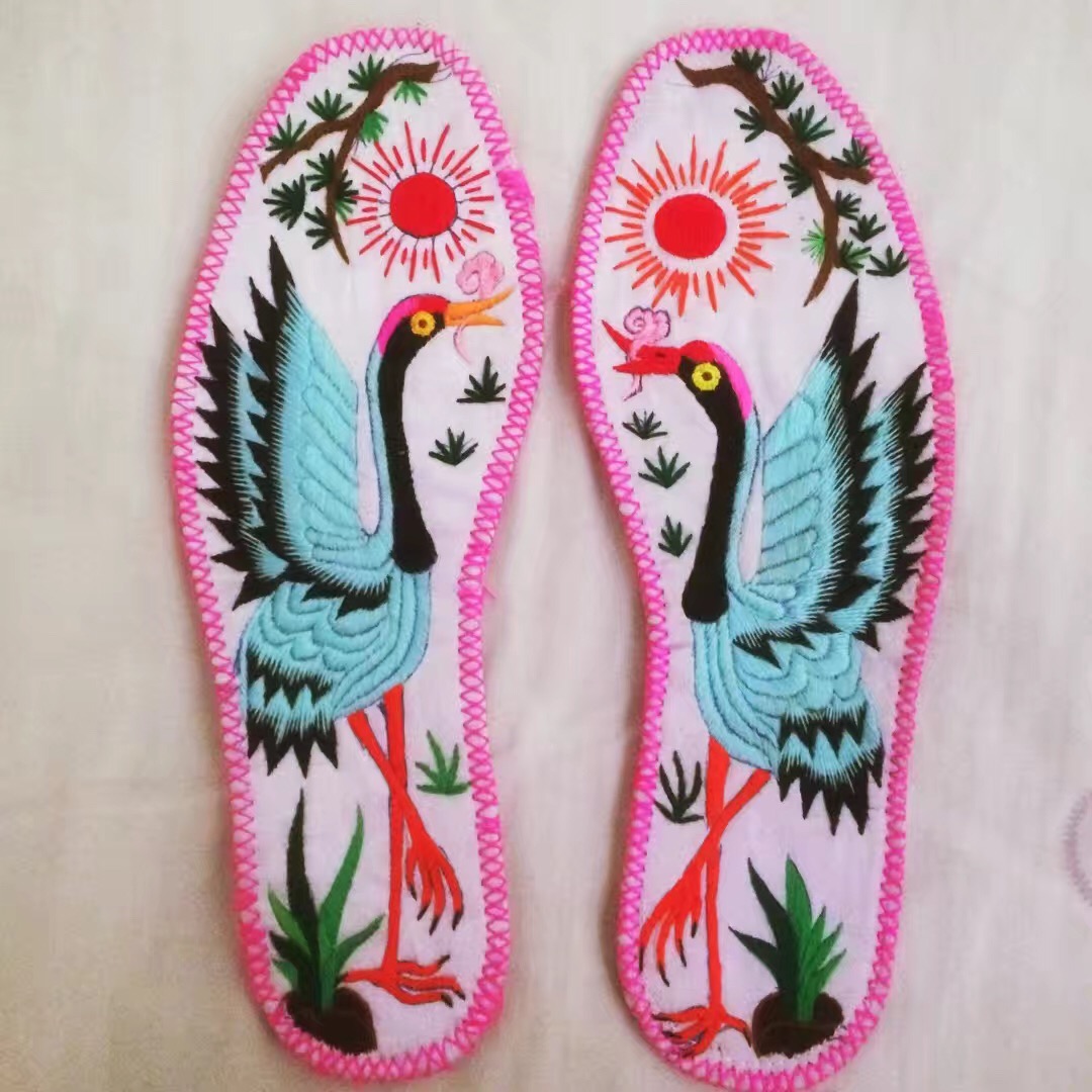 一针一线纯手工绣花鞋垫,缝鞋垫我是认真的纯手工绣花鞋垫