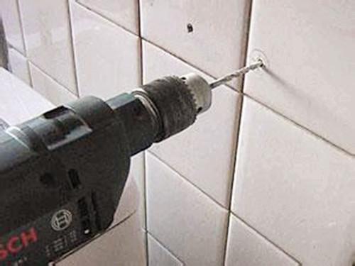 用什么打瓷砖钻孔瓷砖不容易坏,墙上瓷砖钻孔的正确方法