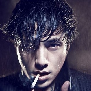 水瓶男单独和你在一起,典型的水瓶座男星