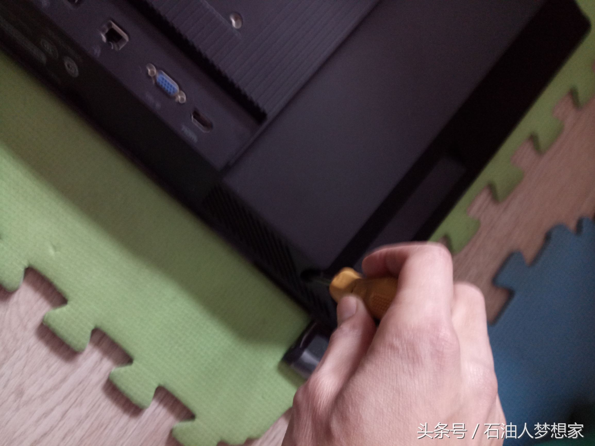 加了个4G内存条，让联想一体机扬天S716增动力（拆机配图）