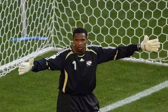 人民日报关于足球文章,人民日报男孩踢球