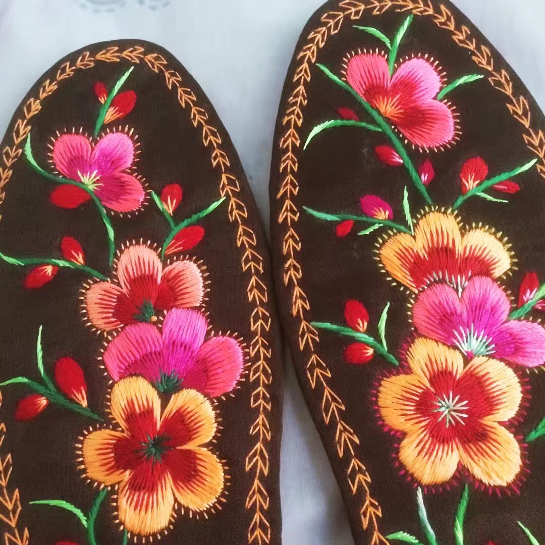 一针一线纯手工绣花鞋垫,缝鞋垫我是认真的纯手工绣花鞋垫