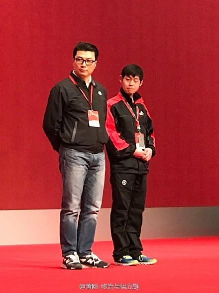 顺丰上市王卫敲钟视频,王卫带快递小哥敲钟