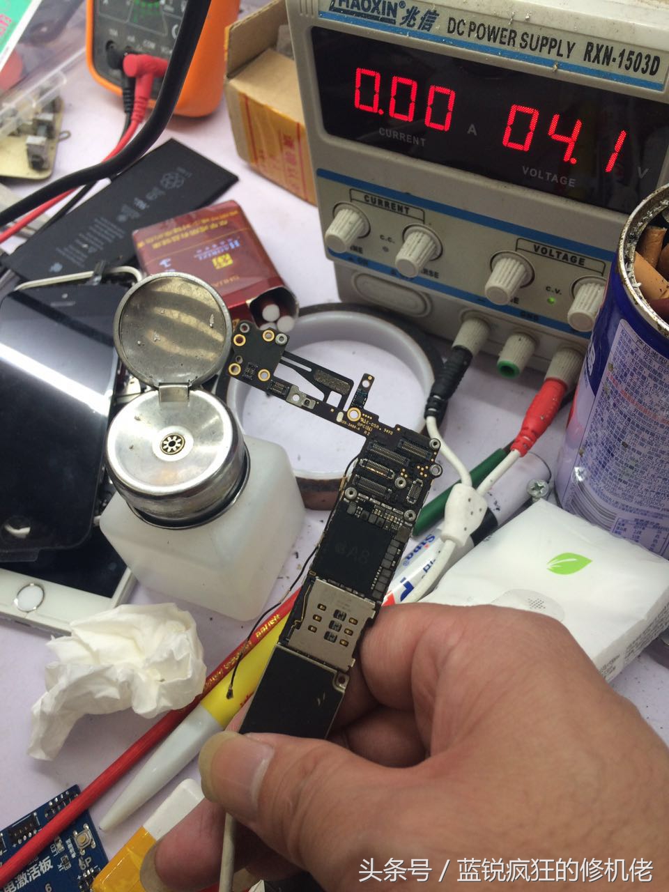 苹果13手机死机屏幕动不了,苹果手机死机黑屏了怎样解决