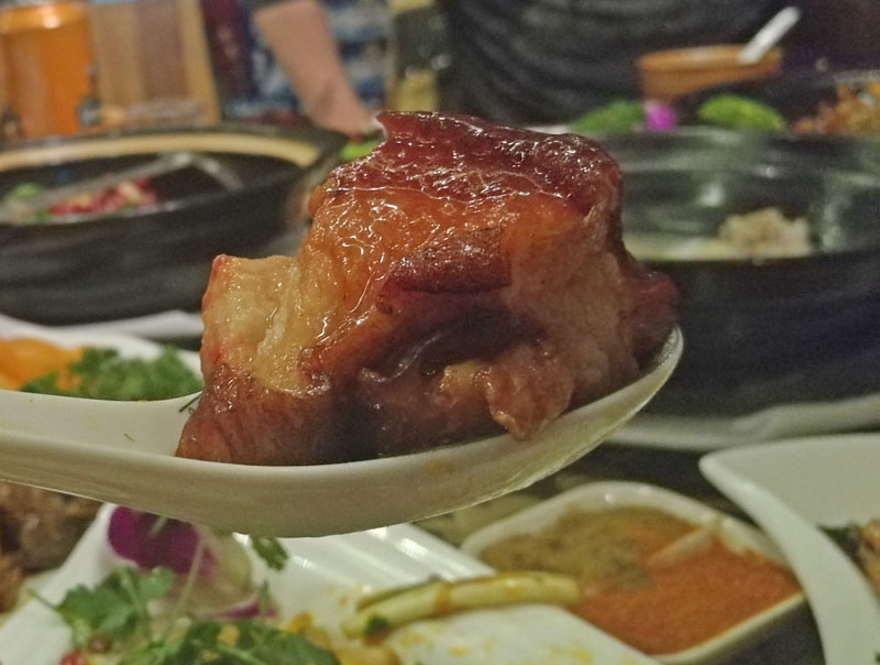 广西全猪宴哪里最好吃,南宁吃烤巴马香猪肉哪家最出名