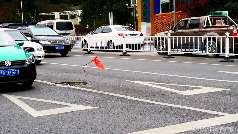 贵阳男子骑车掉“陷阱”路人插“红标”提示