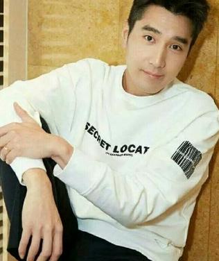 赵又廷有多宠妻了,赵又廷把婚戒戴在手上不离手