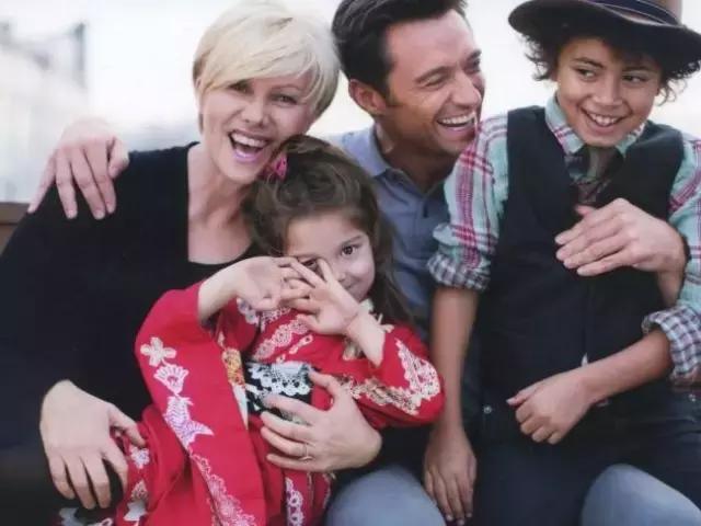 休杰克曼还会不会演金刚狼了 (休杰克曼牵手爱妻现身)