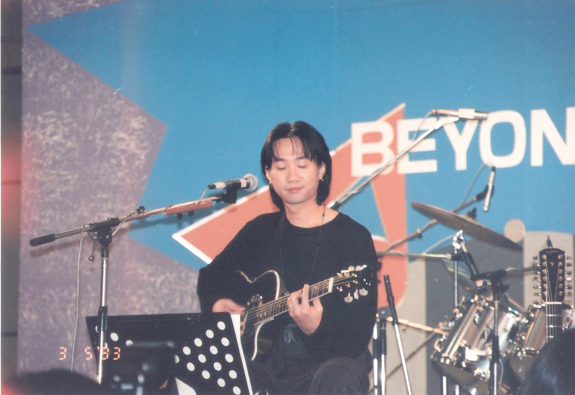 东京街头日本人唱海阔天空,日本街头听到中文歌曲海阔天空