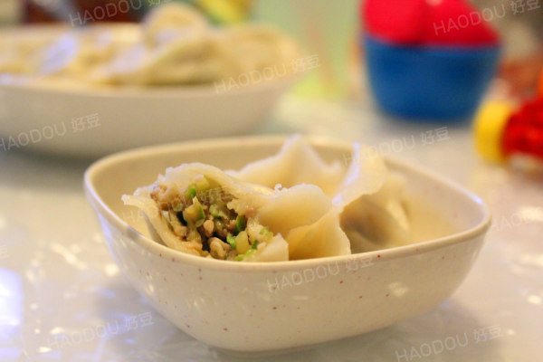 西葫芦香菇素炒,西葫芦卷心菜香菇虾皮鸡蛋水饺