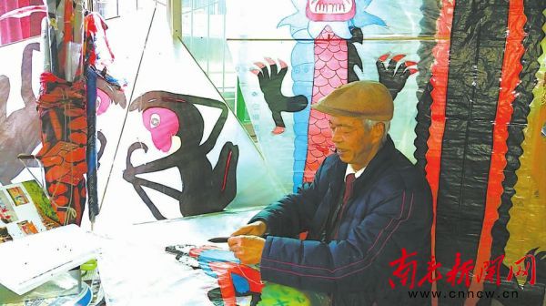 男子放飞80米巨型“蜈蚣”风筝,巨型蜈蚣风筝放飞