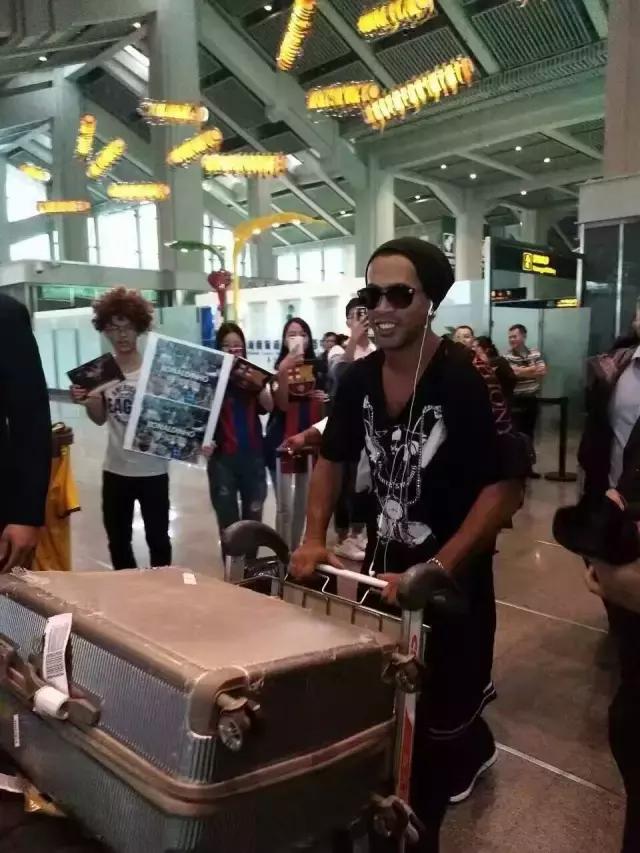 世界足球名人小罗,世界足球第一人小罗