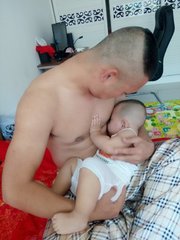 宝宝喝母乳，爸爸来帮忙！