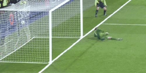 足坛十大成名绝技,足坛十大成名绝技天下足球