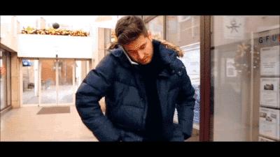 几滴“神液”让手机穿上铁布衫，锤子也砸不碎屏幕