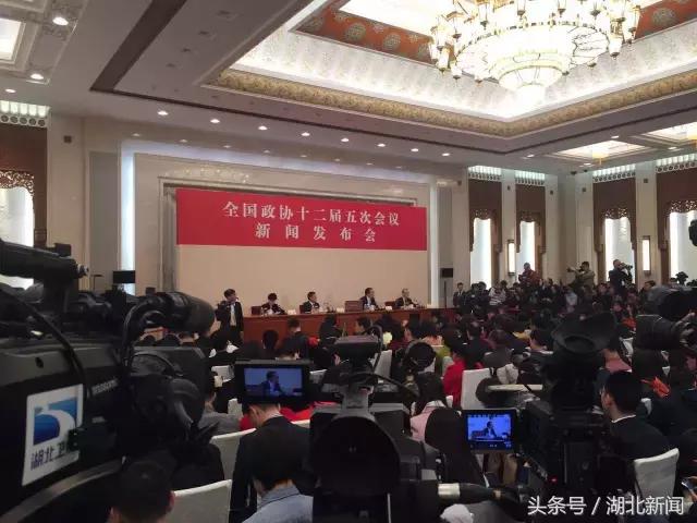 *会两**首场发布会又爆金句了：中国仍是世界经济最强劲的发动机！