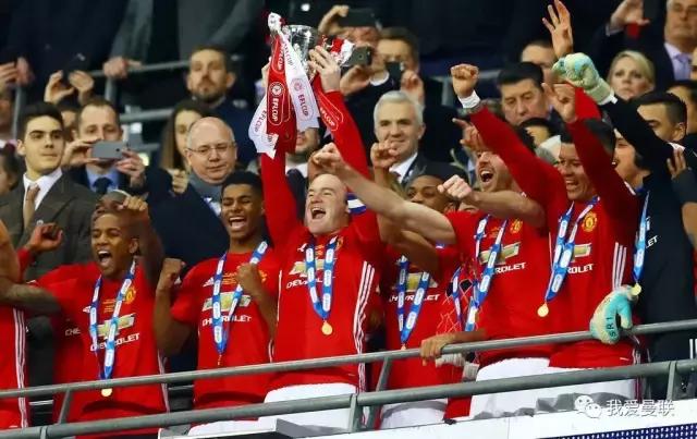 曼联首冠绝非终点，穆帅了却弗爵最大夙愿！颁奖典礼一瞬间太酷了