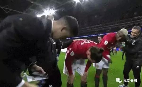 曼联首冠绝非终点，穆帅了却弗爵最大夙愿！颁奖典礼一瞬间太酷了