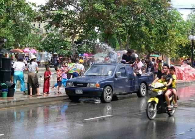 泰国泼水节真的很狂欢,泰国泼水节该去哪玩