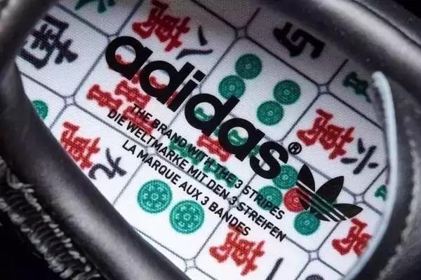 外国人把“酱油”穿在身桑，时尚界都流行用中文装逼啦！