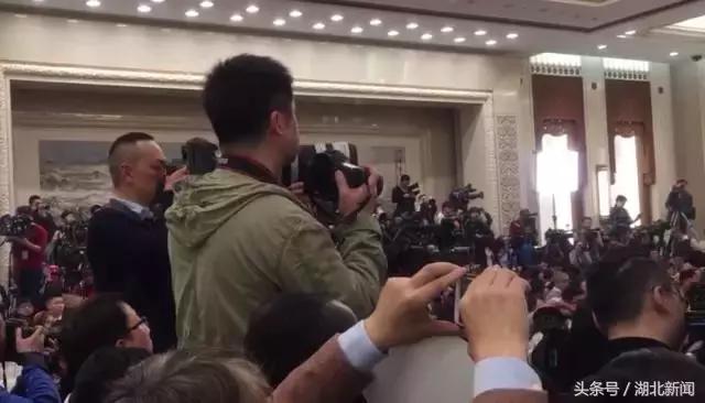 *会两**首场发布会又爆金句了：中国仍是世界经济最强劲的发动机！