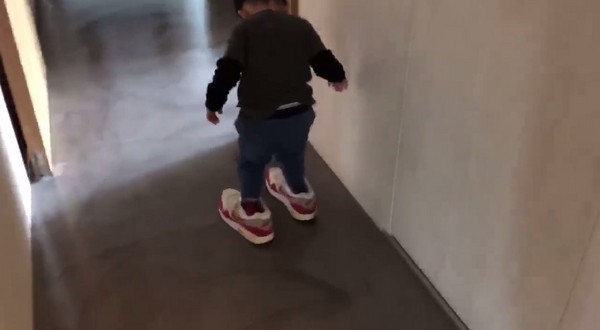 发现飞飞偷穿黑人一看：那是我第一双NIKE球鞋！