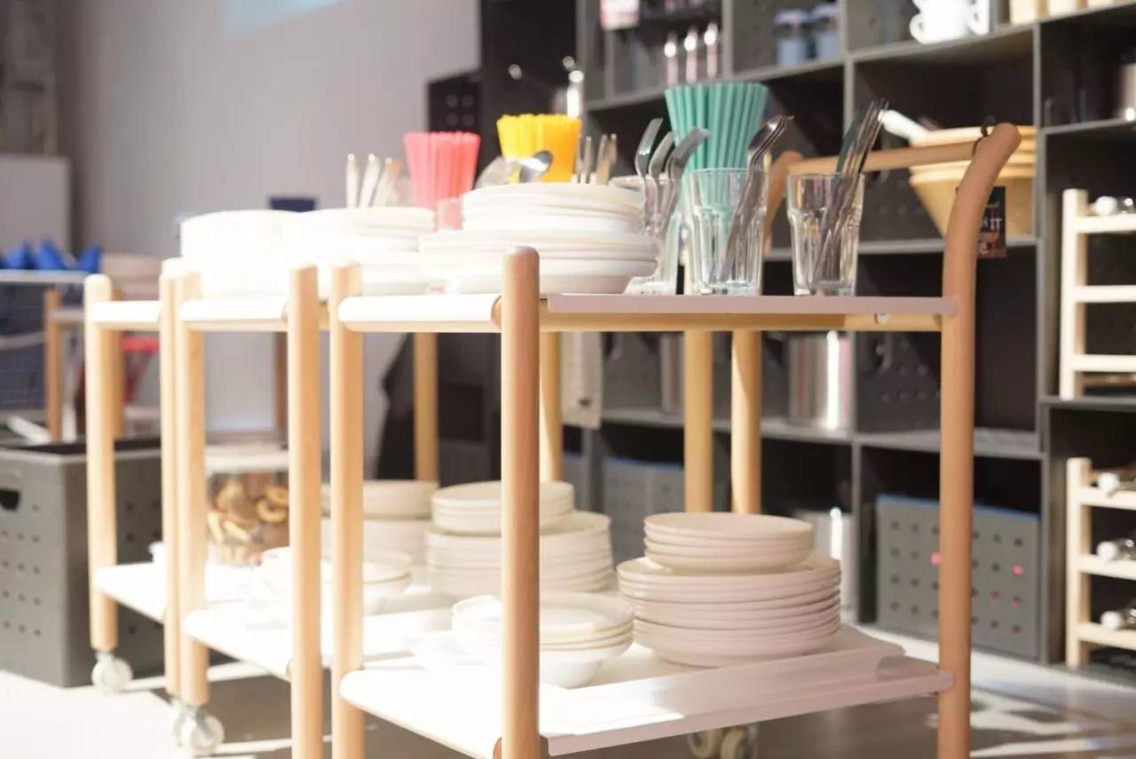 一口气推出了50多款PS新品，宜家彻底放飞了自我！挂到墙上的沙发、自动浇水的花盆……错过等3年