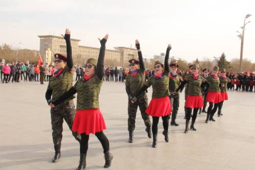 庆“三八”水兵舞展演，看“帅气”阿姨如何在广场圈粉！