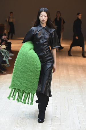 GD大神红白蓝批货袋出皮草款，CELINE出新招大毯子挂手上