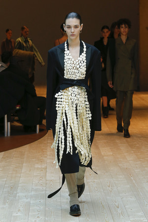 GD大神红白蓝批货袋出皮草款，CELINE出新招大毯子挂手上