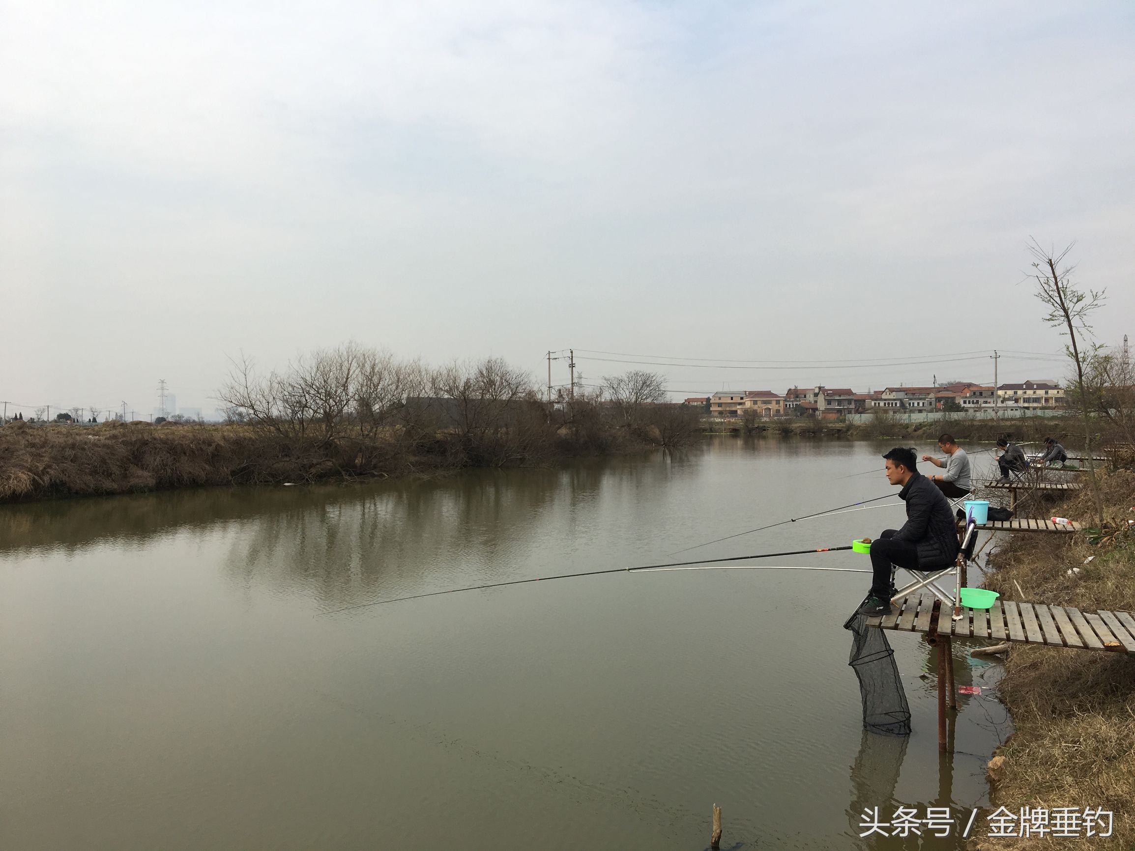 冬季钓鲫鱼用0.6主线0.3子线,钓大鲫鱼用0.6号子线1.0主线