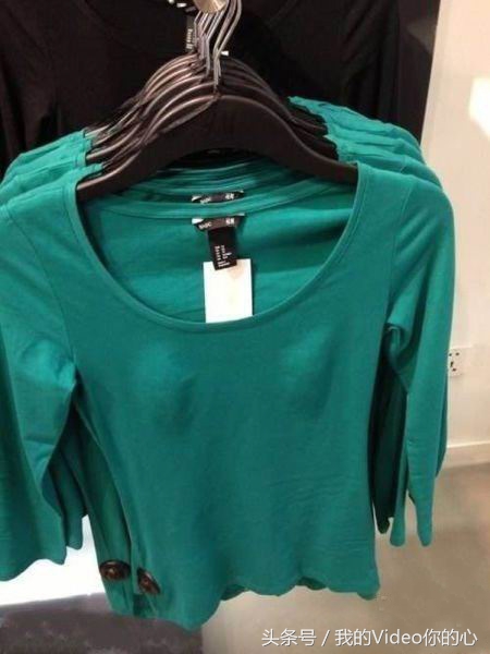 趣图：别人的足球场在脚下，而他，把足球场顶在头上的男人！