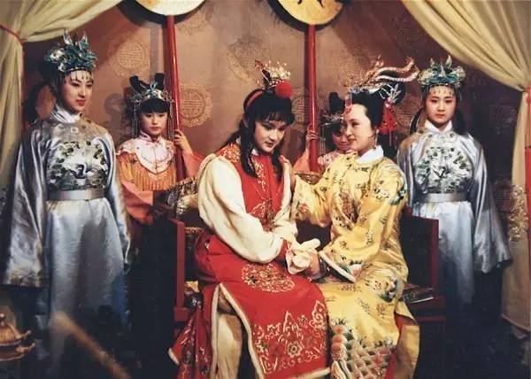 为什么红楼梦中都围着宝玉,红楼梦中宝玉的年纪