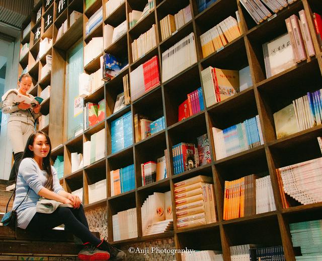 她是足球宝贝、蔡依林特邀舞者，丽水新素颜女神秀街拍魅力