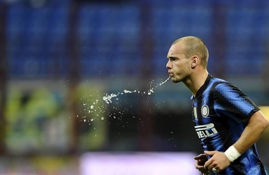 足球场上吐口水是正常现象吗,足球吐舌头被罚黄牌