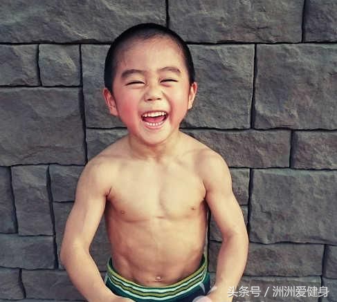 普通小孩的肌肉和肌肉男小孩对比,同样身高的肌肉男和普通人对比