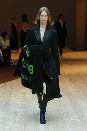 GD大神红白蓝批货袋出皮草款，CELINE出新招大毯子挂手上