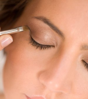 肿眼泡眼部暗沉怎么画眼妆,眼部下方有皱纹怎么画眼妆