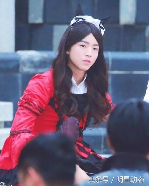 王俊凯女装造型分享,王俊凯白色衣服配长筒靴