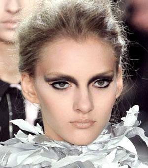 肿眼泡眼部暗沉怎么画眼妆,眼部下方有皱纹怎么画眼妆