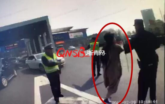 广场舞大妈跳舞把音响给砸了,大妈跳广场舞扰民音响被秀砸