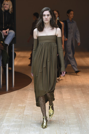 GD大神红白蓝批货袋出皮草款，CELINE出新招大毯子挂手上