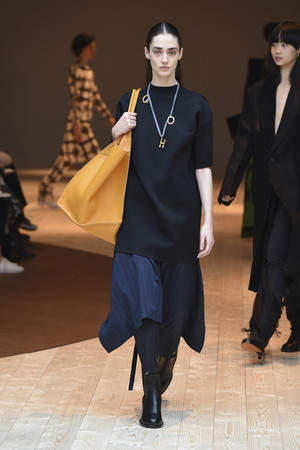 GD大神红白蓝批货袋出皮草款，CELINE出新招大毯子挂手上