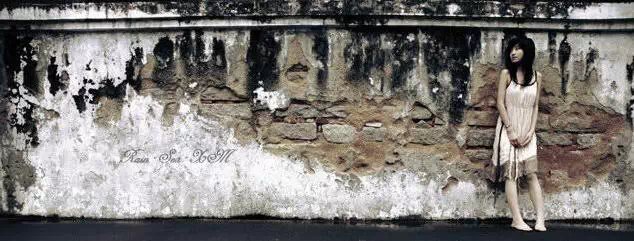 轻轻地牵住那双妖艳的手