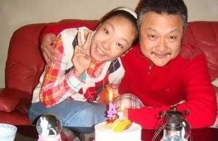 欧阳奋强抱女儿,红楼梦剧组再聚首欧阳奋强