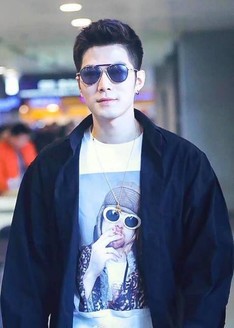 陈学东机场“板寸头”，引领17春男士发型新时尚