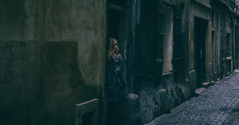 3位18岁少女想做风尘女却撞见谋杀，逃生后他们家人竟接连死亡