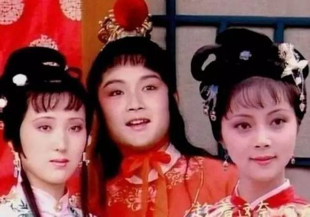 欧阳奋强抱女儿,红楼梦剧组再聚首欧阳奋强