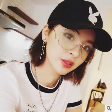 小脸配眼镜怎么选镜框,四眼妹适合什么镜框